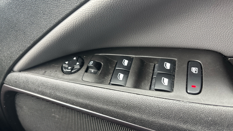 Vauxhall Crossland X 1.2T ecoTec [110] Tech Line Nav 5dr [6 Spd] [S/S] Petrol Hatchback